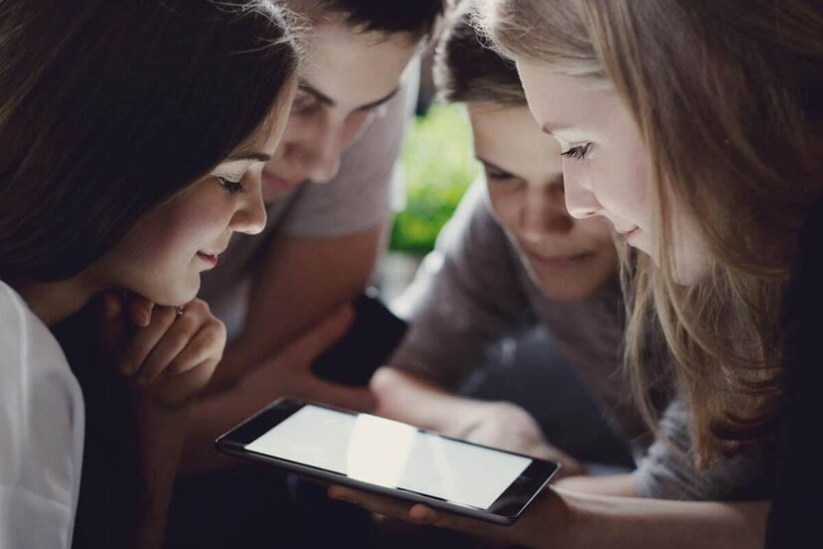 Quebec classroom cellphone ban starts after winter break