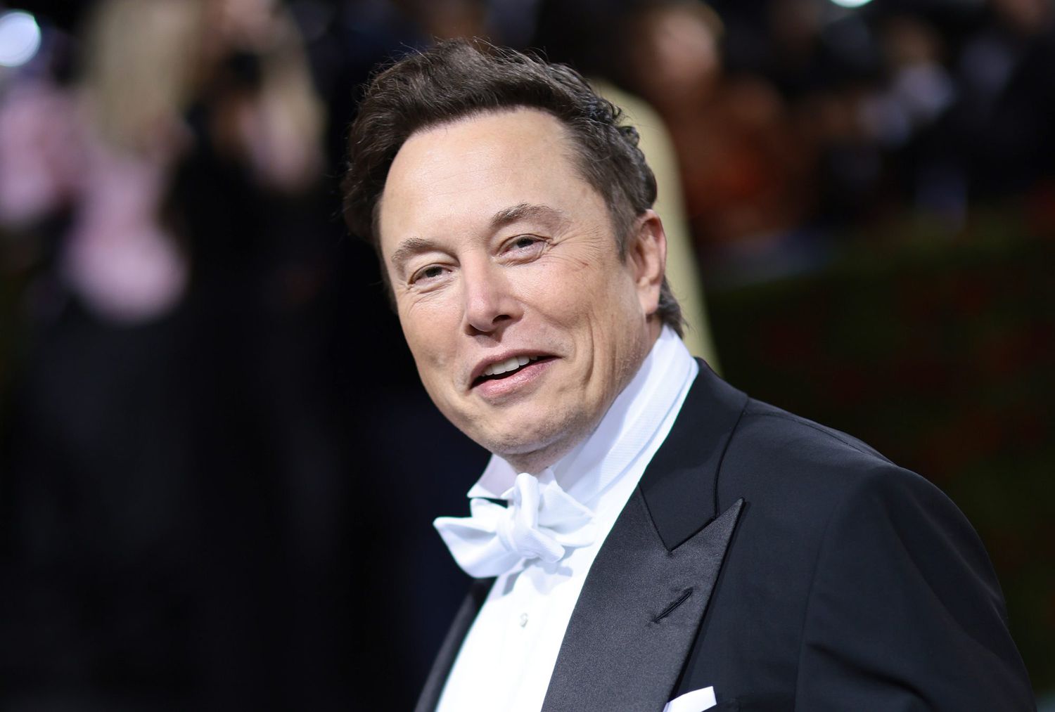 Elon Musk Criticizes Apple's AI Approach And Threatens Device Ban ...